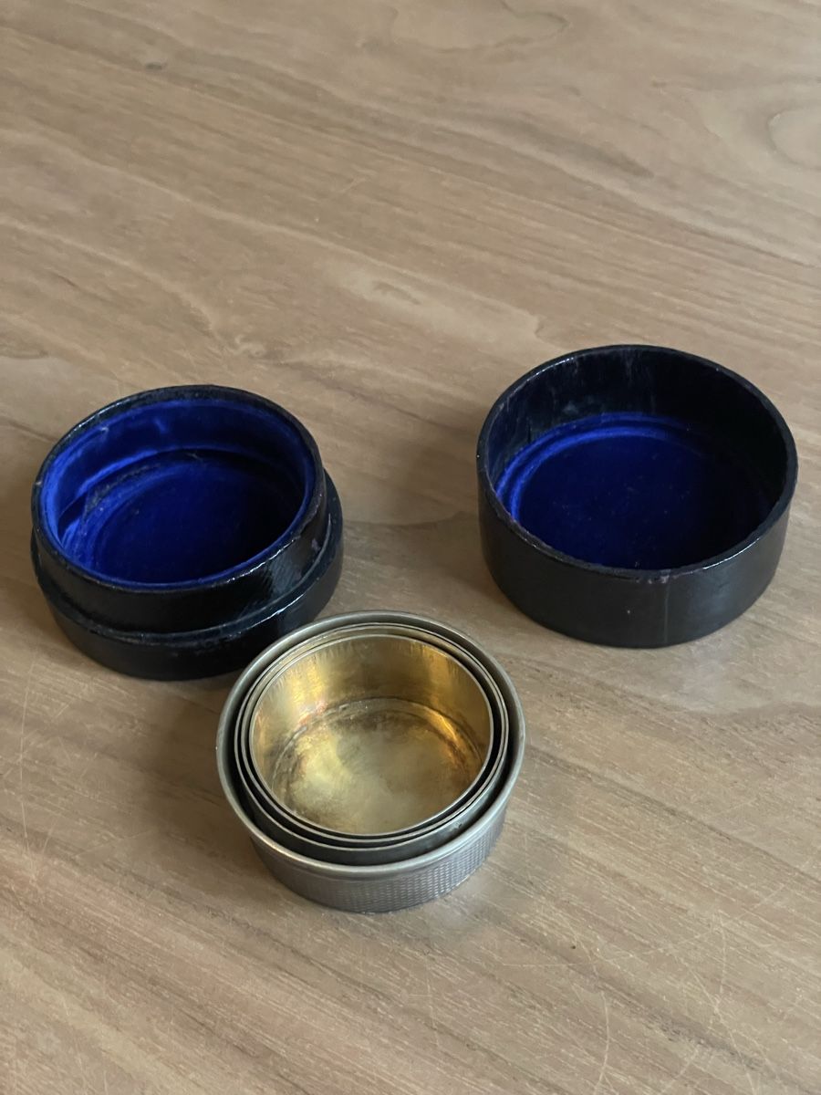 Contenitori & Simili: Faltbecher aus Metall mit Etui, antik – Usato da Fribourg venduto da Mymikrakra01 1