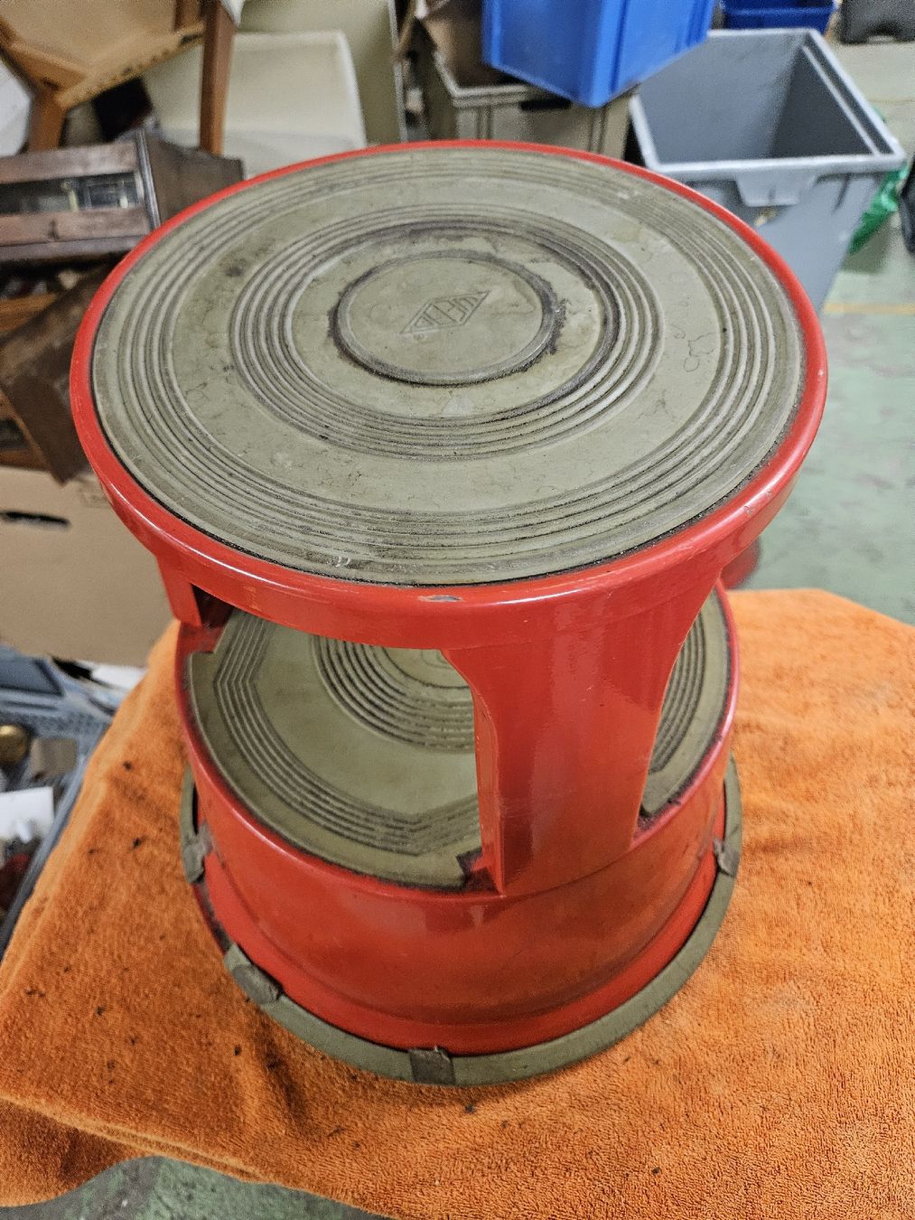 Hocker: Rollhocker rot Tritt Hocker Stufe mit Rollen Trittstufe  – Gebraucht aus Rorschach von TimelessTrading 1