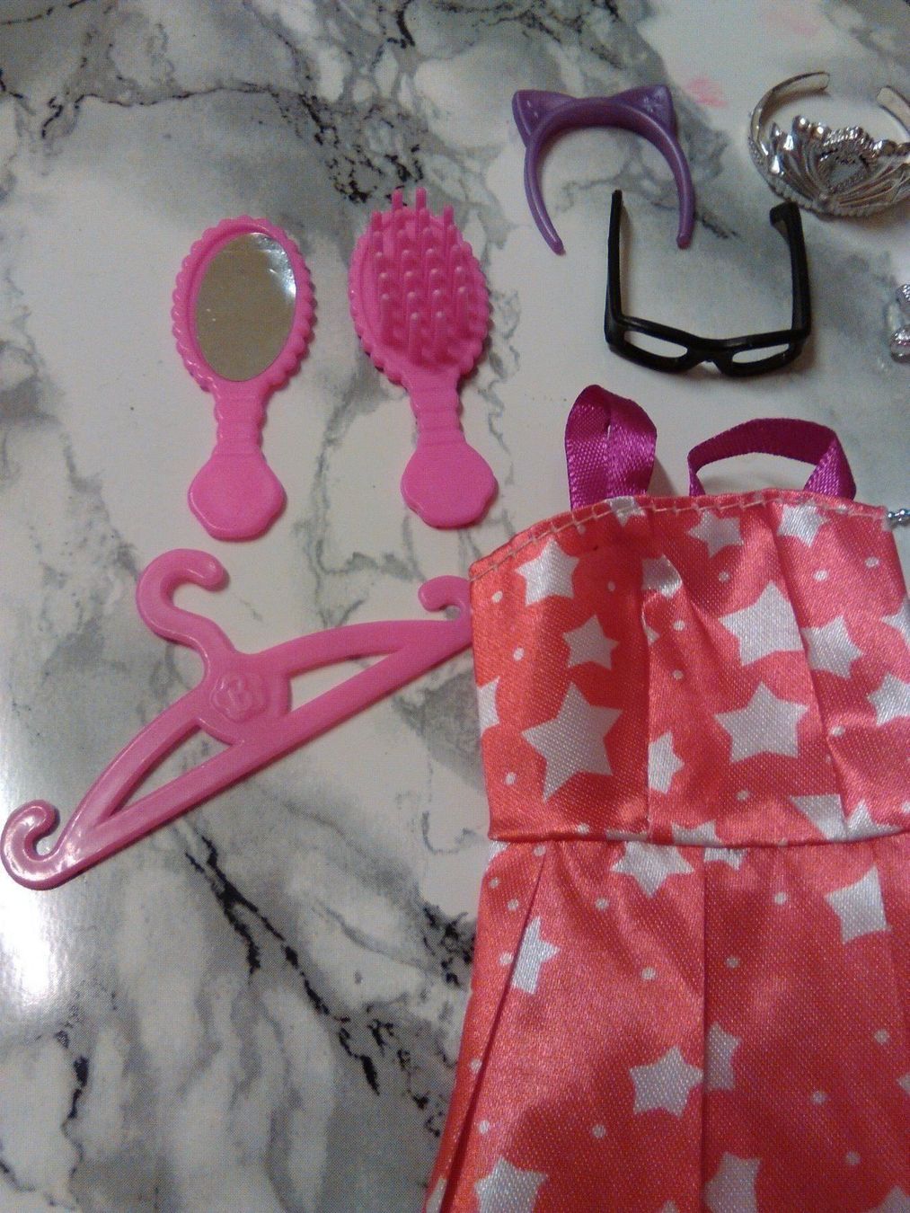 Bambole: BARBIE ROT KLEID MIT ACCESSORIES – Nuovo (secondo la descrizione) da Basel venduto da bijoutrie_4 5