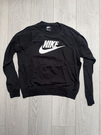 Pull Nike noir, taille M – Parfait pour l'automne!