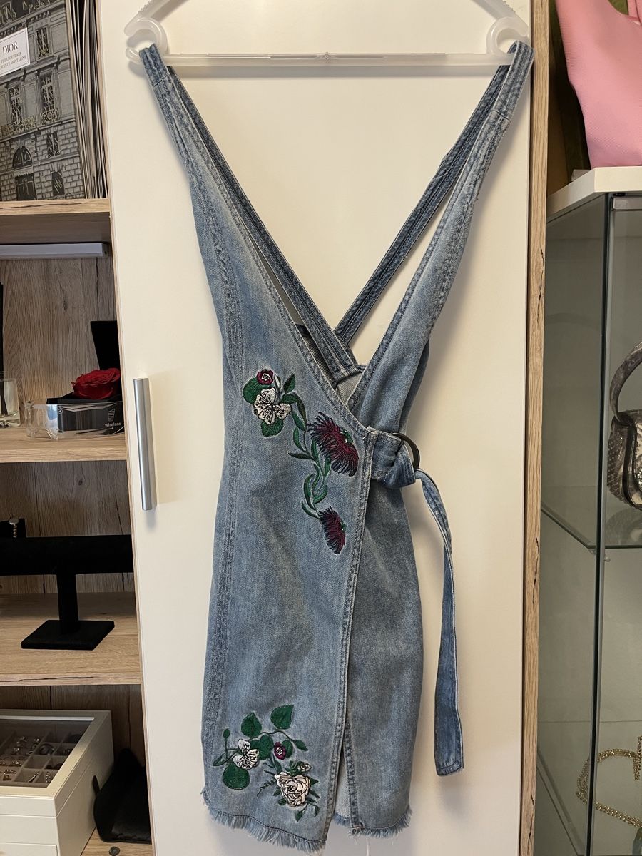 H&M Vestiti: Jeanskleid mit Blumenmuster – Nuovo (secondo la descrizione) da Uzwil venduto da noe_9f9c