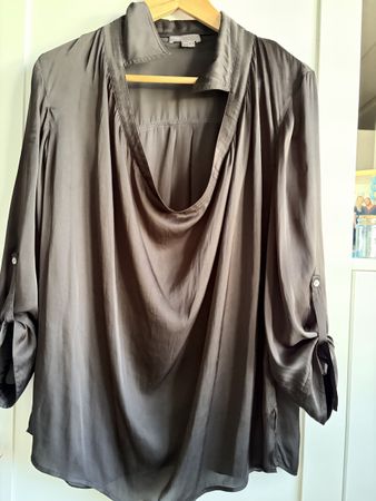 Chemisier Vince taille 10 noir satiné bon état