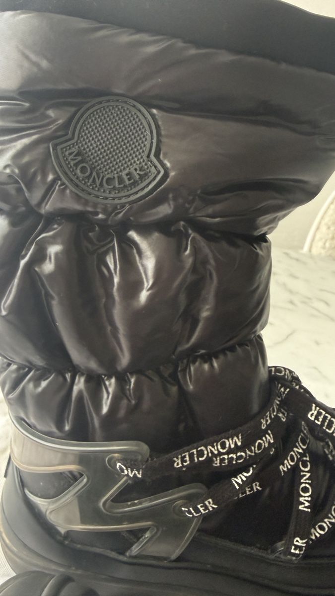Moncler Scarpe da donna: Stivali  – Nuovo (secondo la descrizione) da Winterthur venduto da ira_fwl6 1