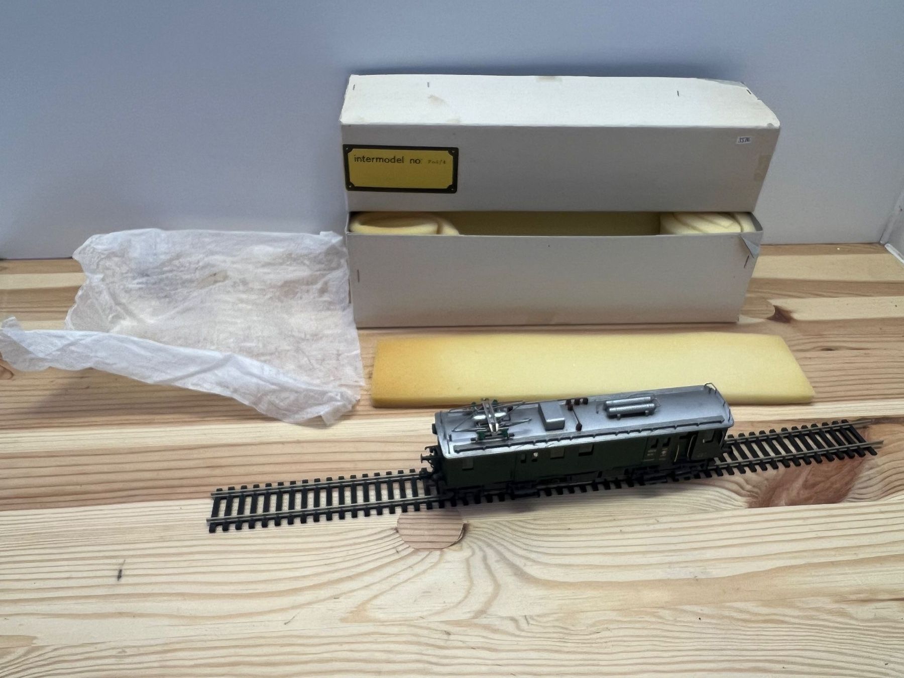 Modellini di ferrovie: Intermodel H0 DC Elektrischer Gepäcktriebwagen Fe 4/4 SBB – Nuovo (secondo la descrizione) da Büsserach venduto da ModellbahnDepot