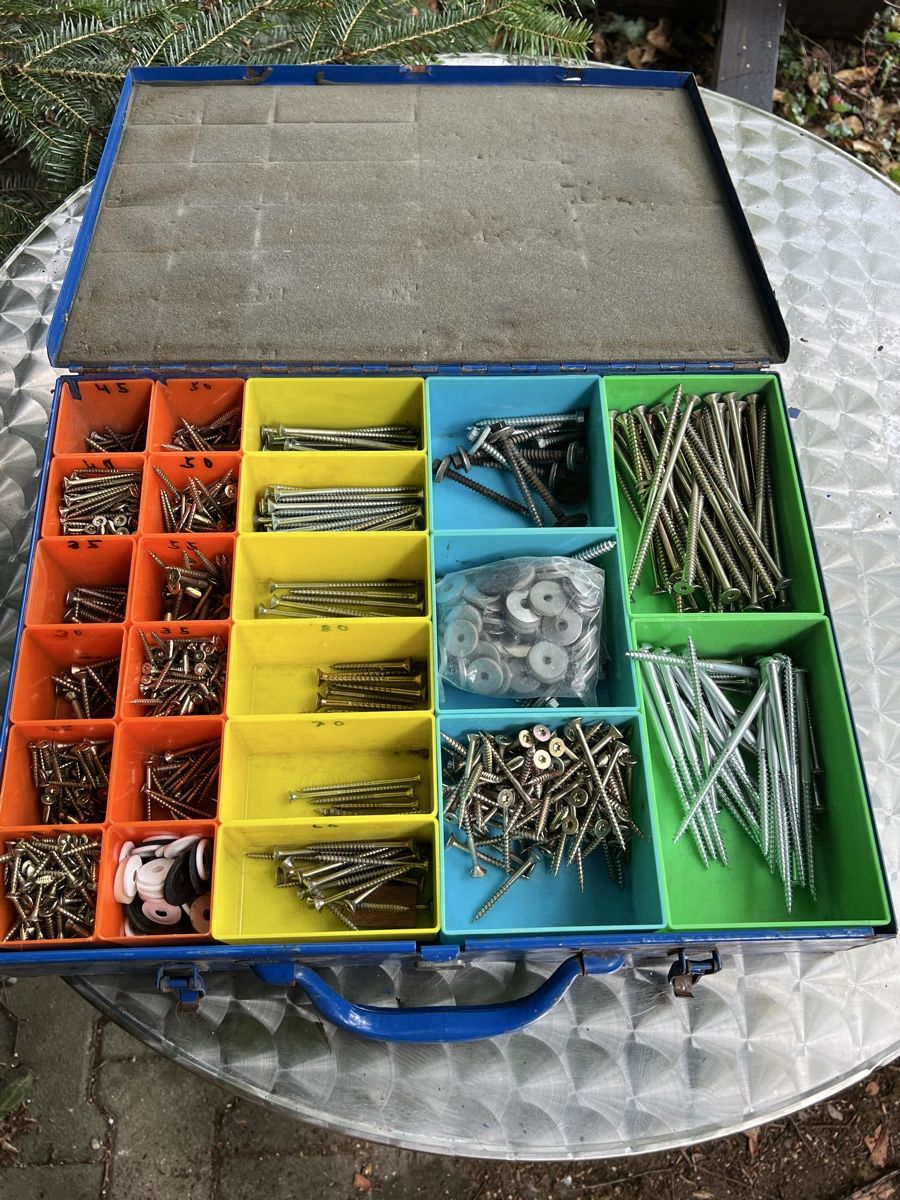 Tous les outils: Sortiment Blech Koffer Schrauben gebraucht  – D'occasion à Neuenhof par Willi111 1