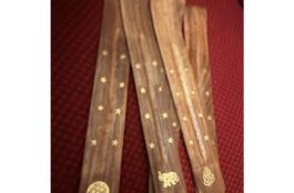 Porte-encens allongé bois, laiton incrusté / Räucherhalter