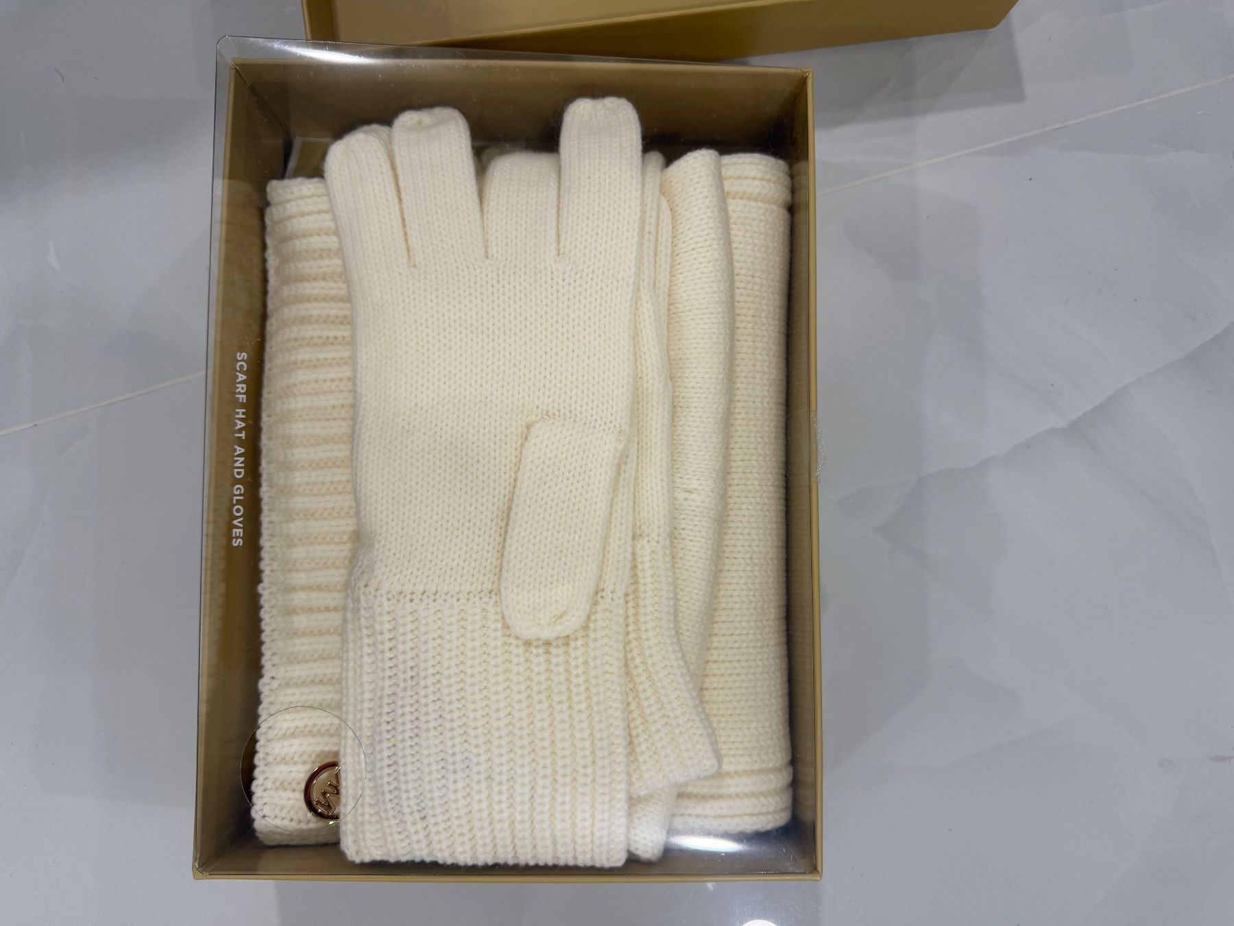 Kleiderpakete: Michael Kors Strickset Schal Handschuhe Weiss Gr. M Winte... – Neu und originalverpackt aus Buchs AG von Maison_Djana_