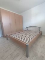 Bett, Schrank, Kommode und Nachttisch