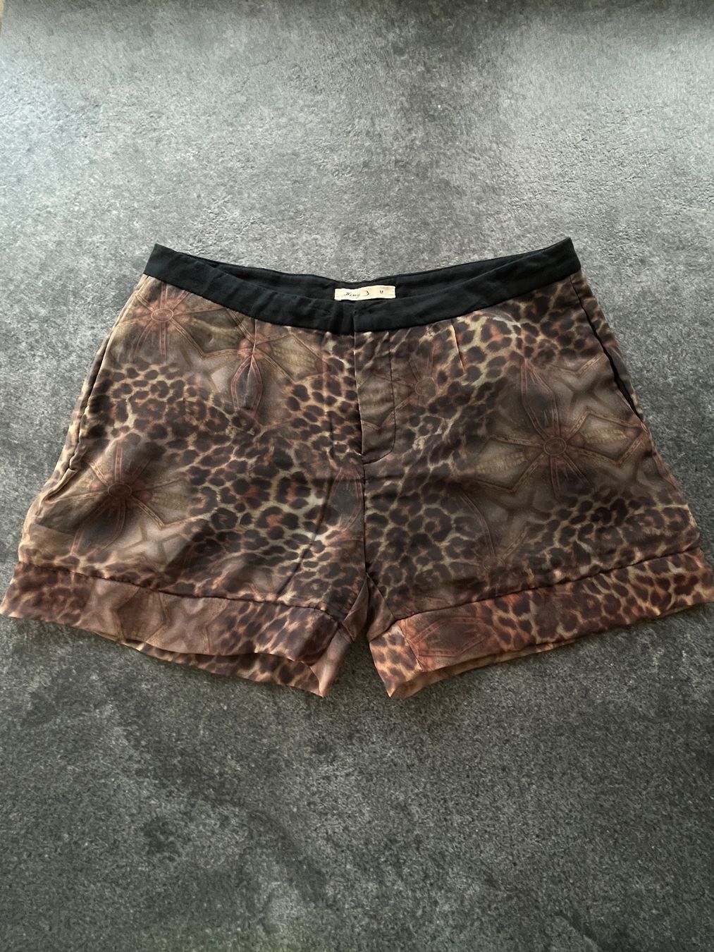 Pantaloni: HONG 3 Damen Shorts - Größe M – Usato da Kilchberg ZH venduto da Simlife 8