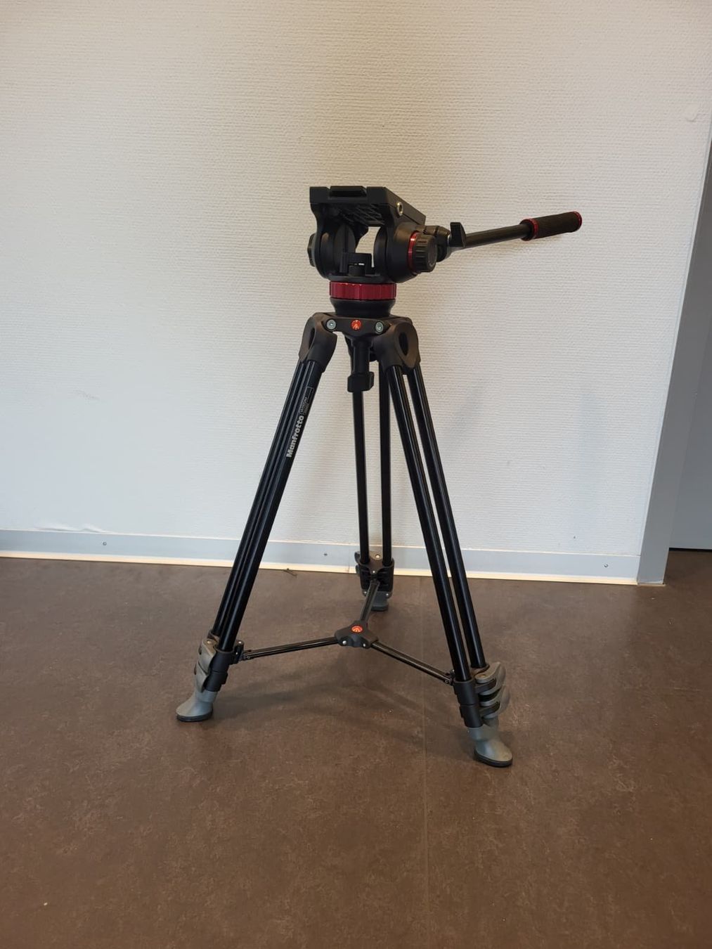 Manfrotto Treppiedi & Teste: Manfrotto MVK500AM Video Tripod Kit + bag – Usato da Zürich venduto da aptx4869