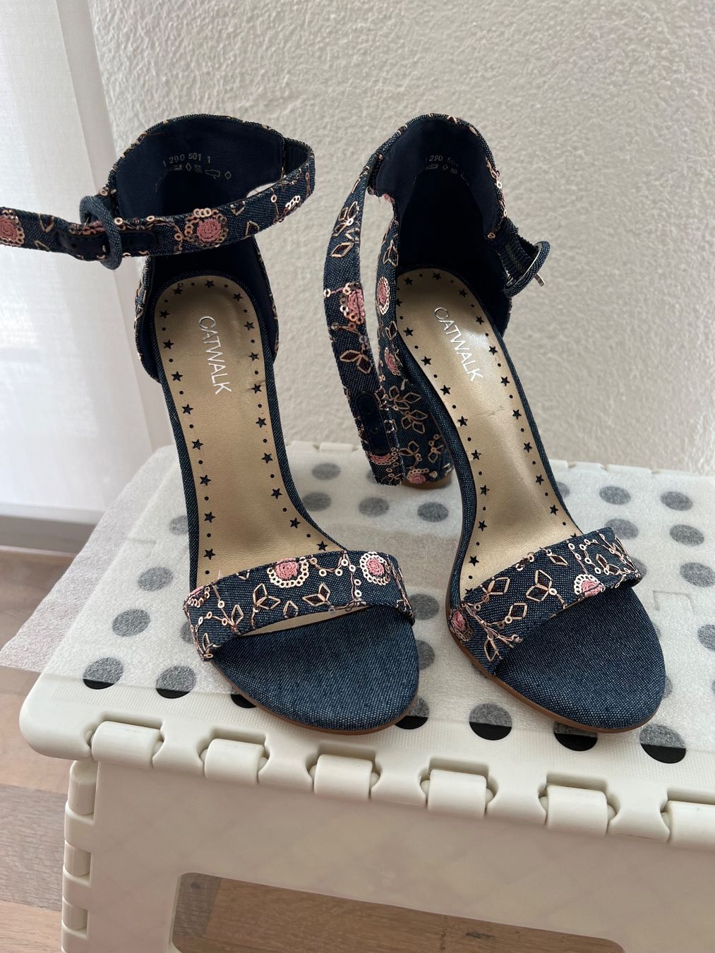 Dosenbach Damenschuhe: Pumps Jeanslook mit Blumen - ungetragen – Neu (gemäss Beschreibung) aus Jona von n.ferrari