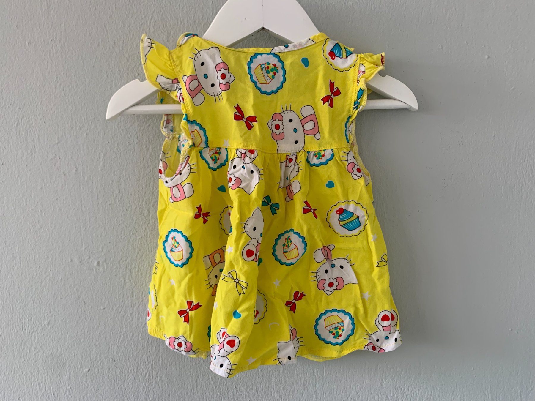 Hemden, Tops & T-Shirts: Hello Kitty blouse baby 2 years – Gebraucht aus Neuchâtel von _Easy_to_Find_
