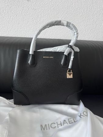 Michael Kors Handtasche Schwarz – Neu / Unbenutzt mit Schult