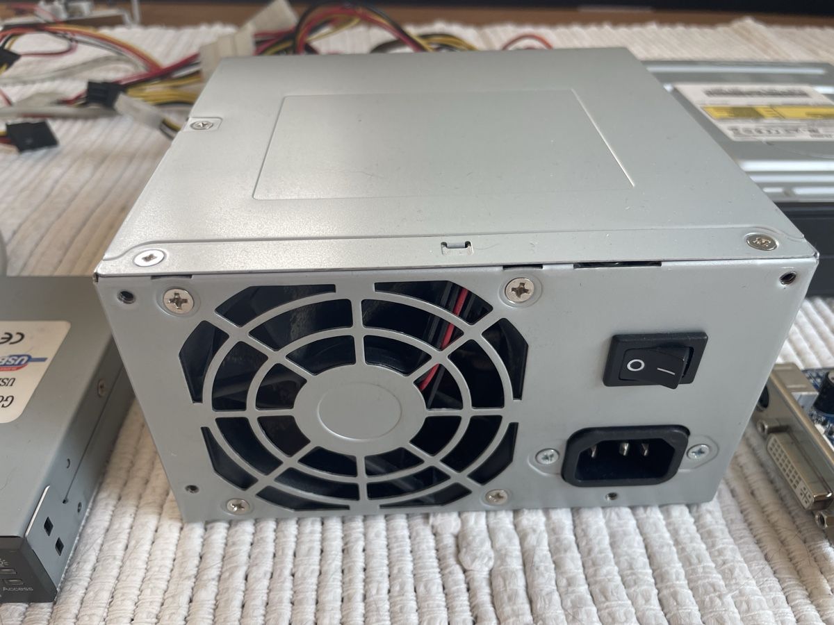 PC: Pièces pour vieux PC – Usato da Commugny venduto da arm_7m7m 4