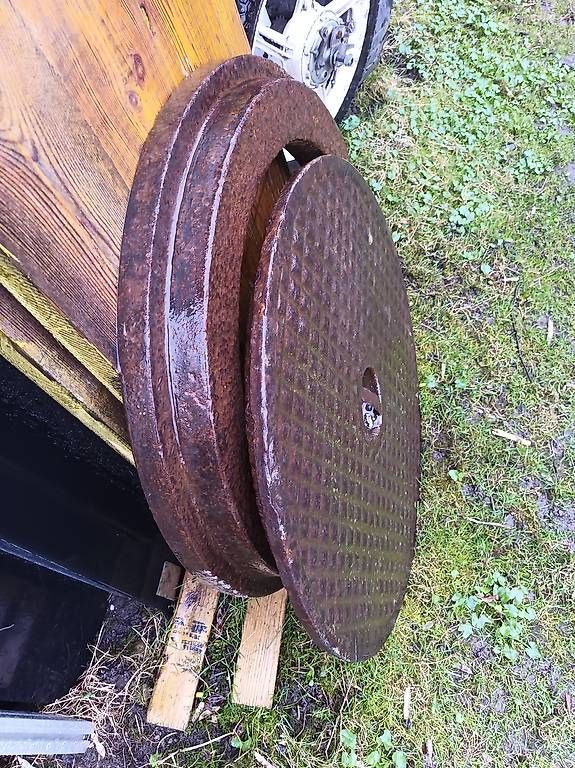 Altri materiali per l'edilizia: Gebrauchter Kanaldeckel, Schachtdeckel – Usato da Wiedlisbach venduto da Imoservice 1