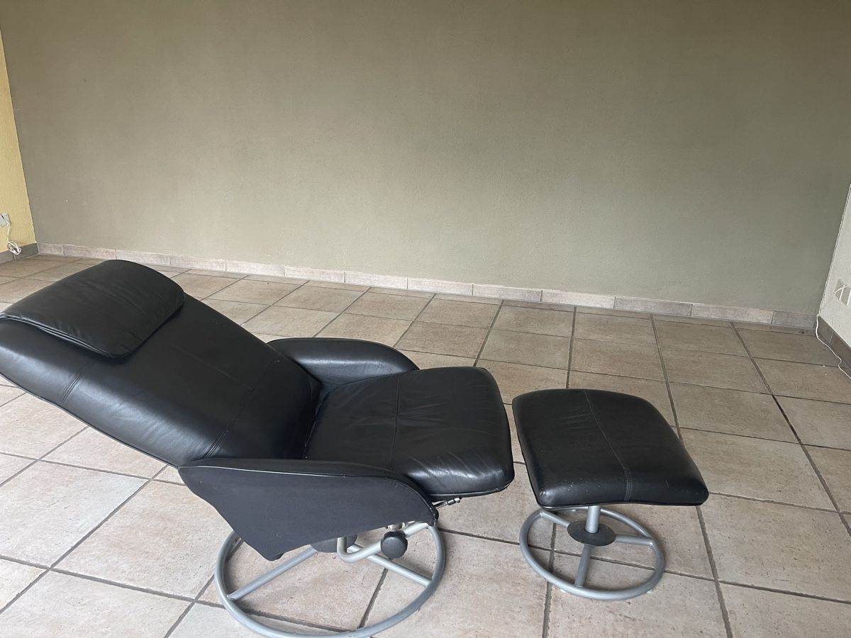Poltrone: Relexsessel drehbar mit Hocker, Leder – Usato da Oberlunkhofen venduto da Ferienengel 1