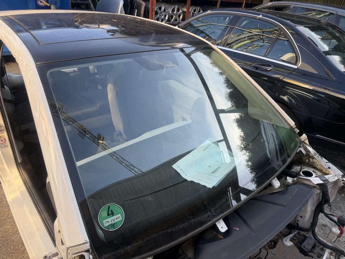 Volkswagen Alle Autoersatzteile: VW UP Frontscheibe 2011-2023 ohne Regensensor – Gebraucht aus Widnau von Gasser_Auto 1