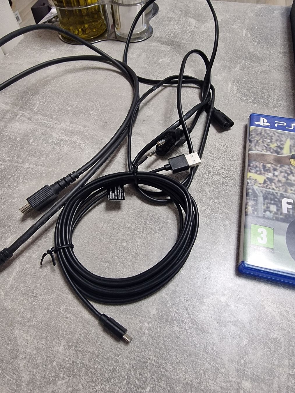 Sony Console: PS4 Konsole Schwarz mit Spiele  – Usato da Herzogenbuchsee venduto da ioa_zcm6 6
