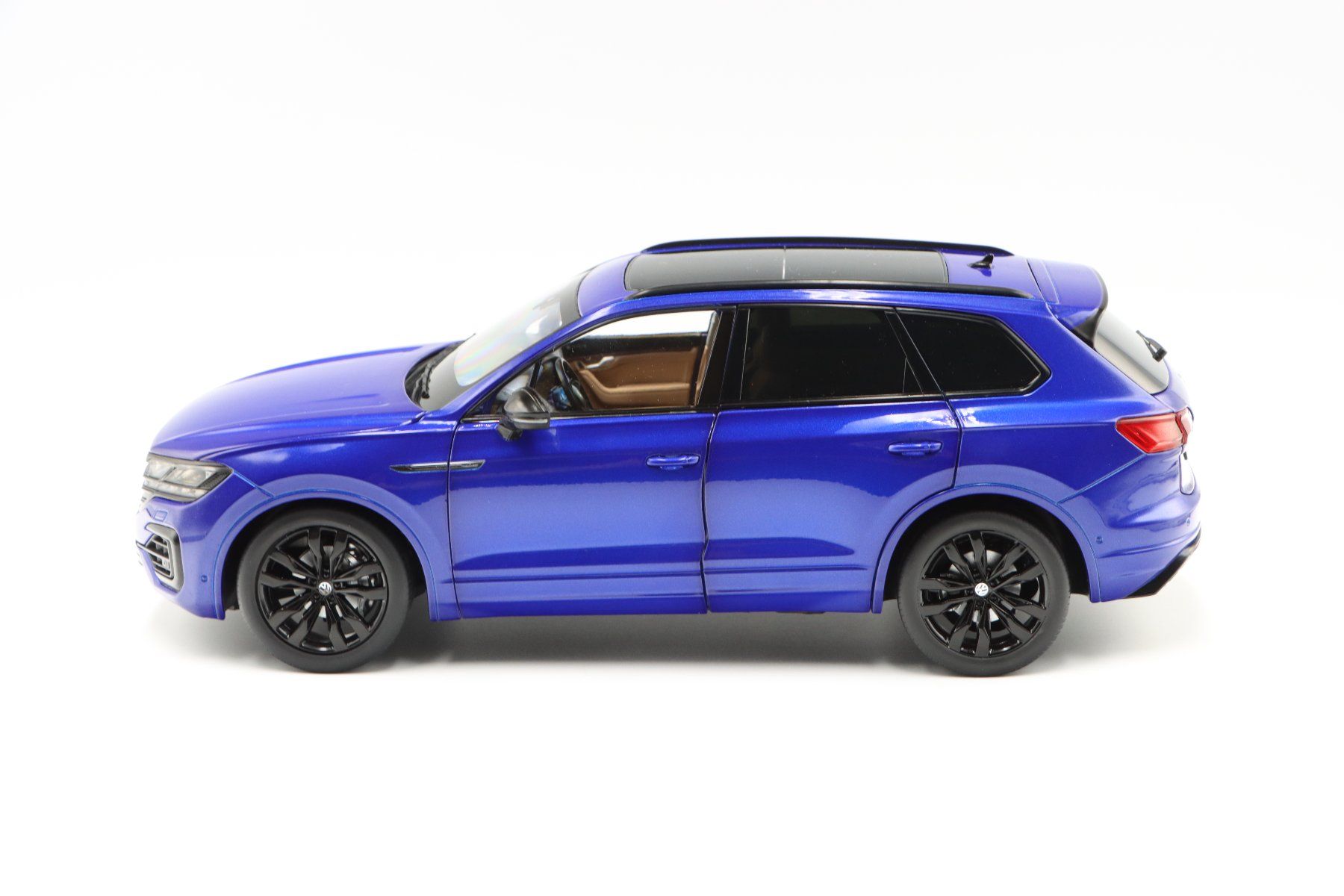 Volkswagen Modellini d'auto: VW Touareg 2018 1:18 Paudi Model – Nuovo e nell'imballaggio originale da Bühl b.Aarberg venduto da modelldiecast 4