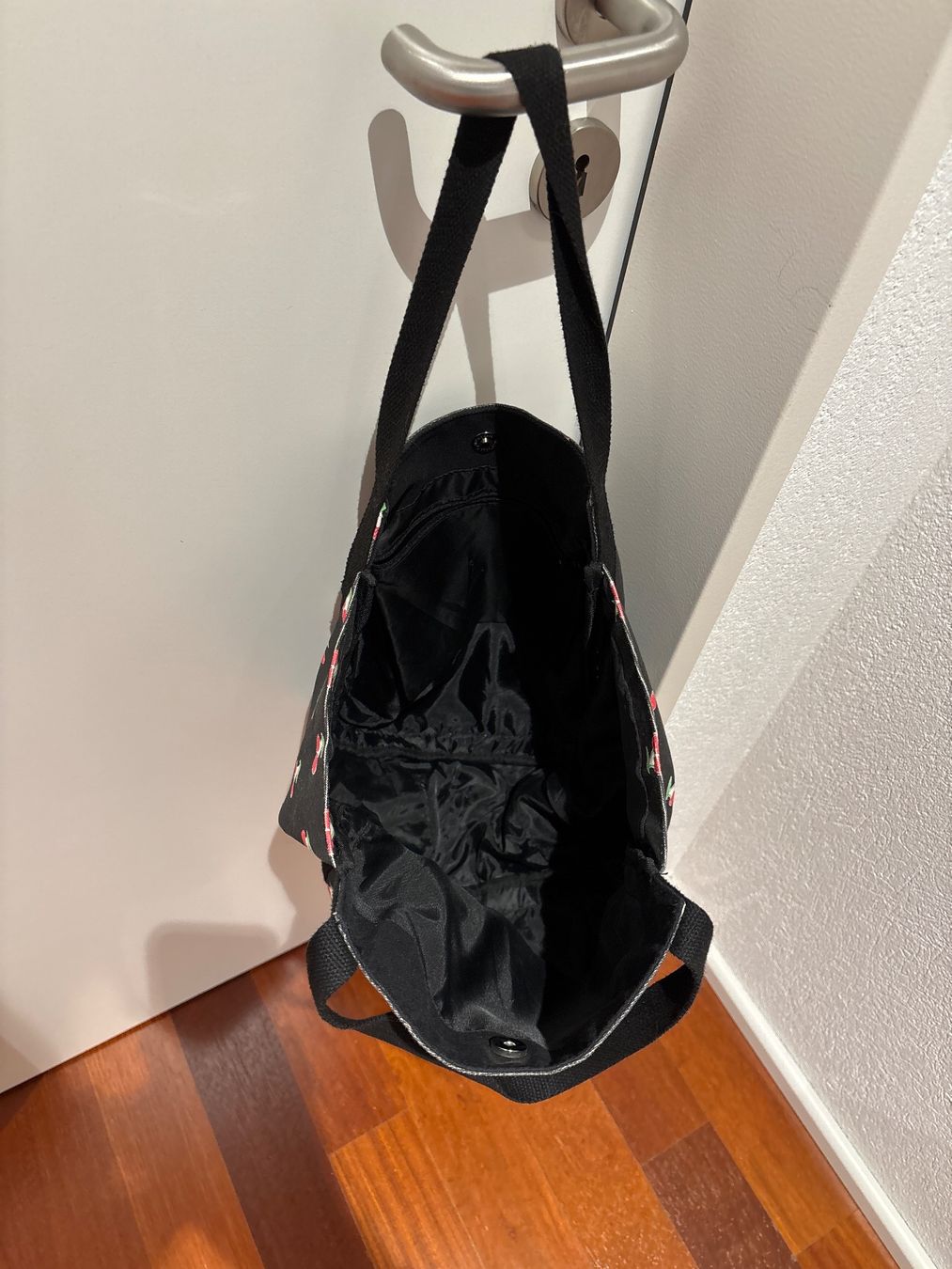 Borse da donna: Schwarze Stofftasche mit Kirschenmuster - stylisch – Usato da Bülach venduto da Jackybabue 2