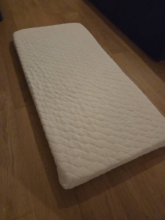 Letti: Lit bébé 140x90 Colette avec matelas – Usato da Bassecourt venduto da PANZER-BIKE 2