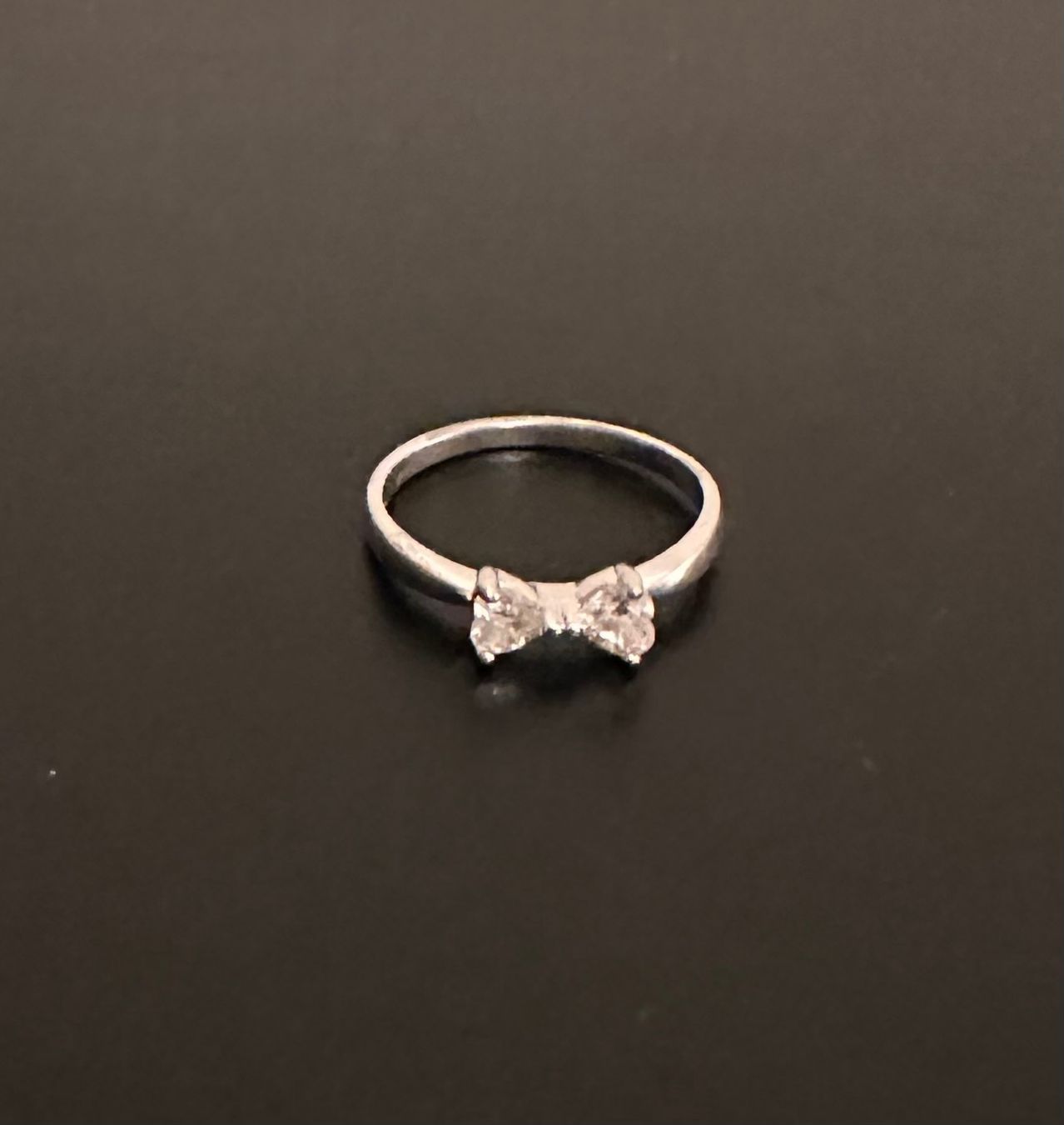 Anelli: Modeschmuck Ring mit weissen Steinen SCHLEIFE – Usato da Emmenbrücke venduto da little.treasures