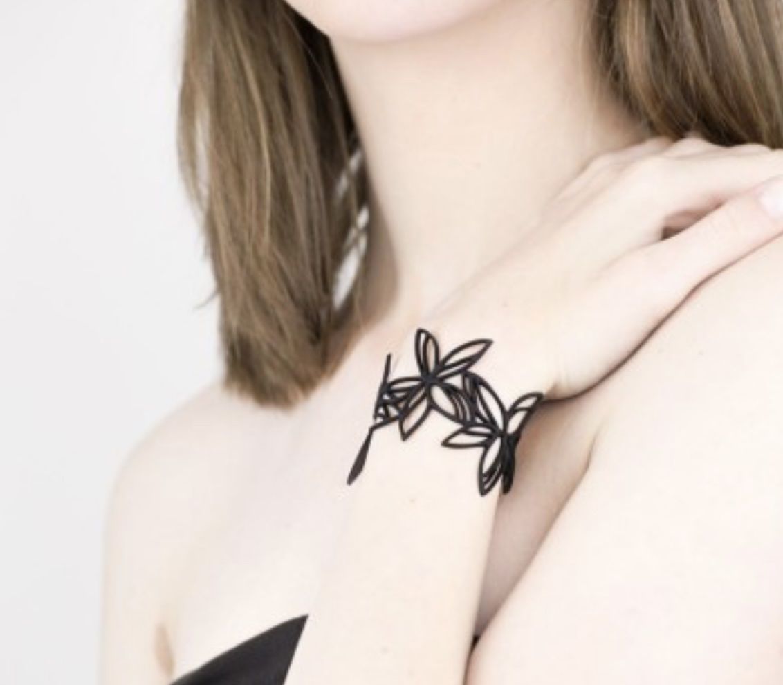 Bracciali & Braccialetti: Bracelet Batucada noir fleurs dentelle neuf éco responsable – Nuovo e nell'imballaggio originale da Monthey venduto da Cocotte