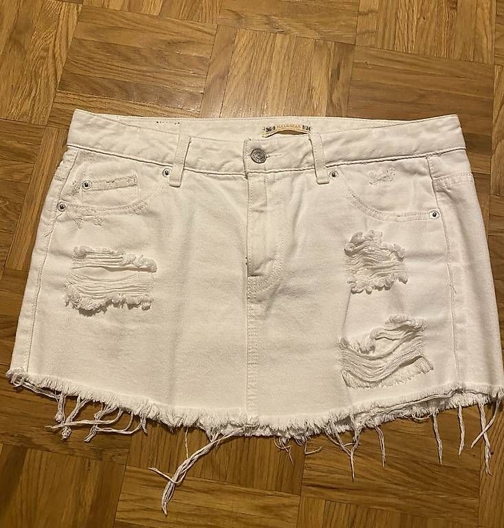 Pull&Bear Röcke: Pull&Bear: mini-jupe trouée en jeans blanc: taille S/36 – Neu (gemäss Beschreibung) aus Lausanne von loi_8msc 1