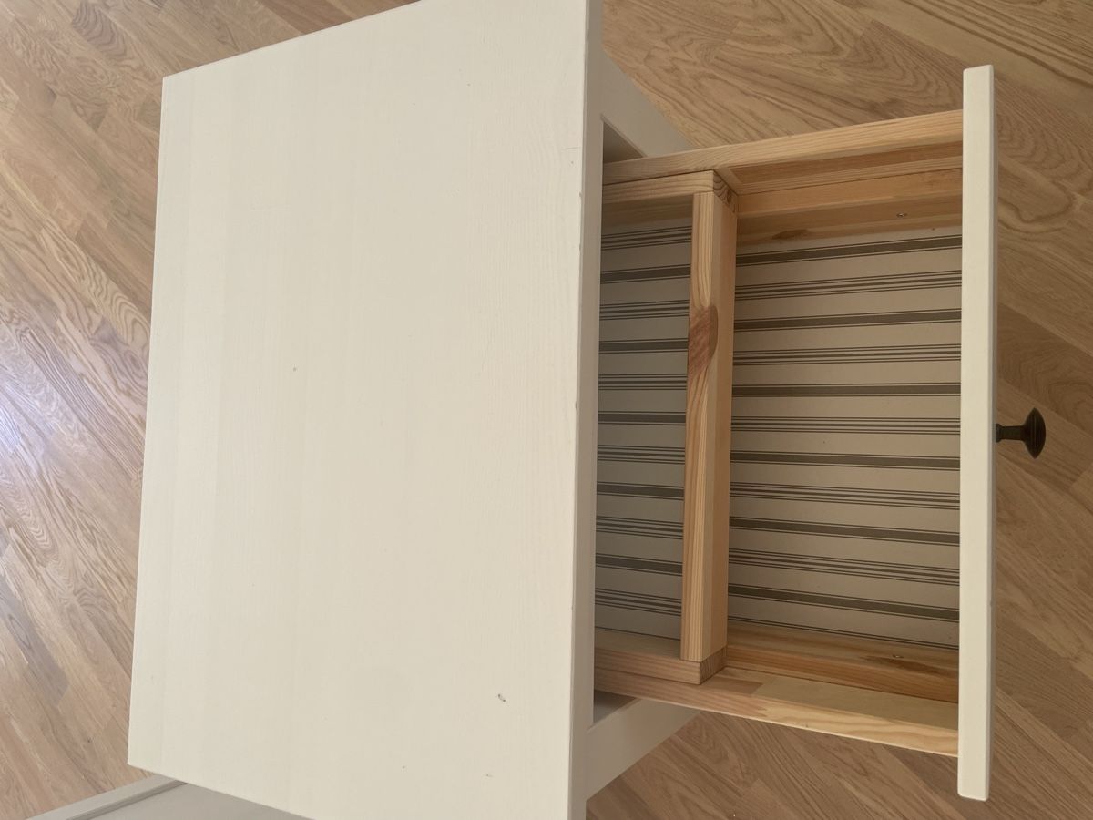 Tables de nuit: Zu verschenken - 2x Nachttisch weiss von IKEA – D'occasion à Zürich par jen_n6bp 1