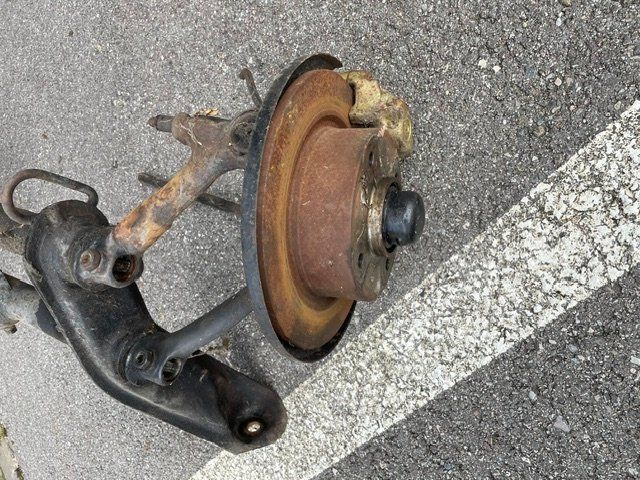 Volkswagen Tutti pezzi di ricambio auto: Vorderachse zu Käfer 1600 mit Scheibenbremsen – Difettoso da Grenchen venduto da Woernerauto 1