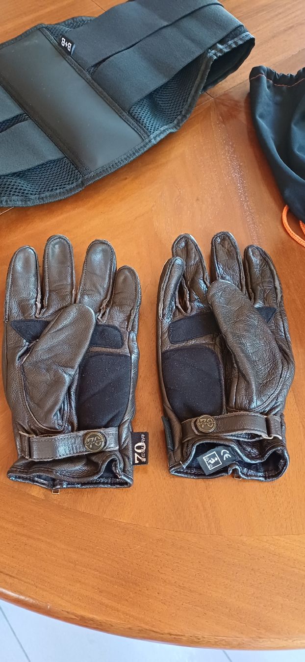Caschi & visiere: Helm, Handschuhe und Nierengurt – Usato da Schnottwil venduto da lec_zs89 4