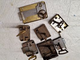 Lot alte Möbelschlösser , 7 verschiedene mit Schlüssel