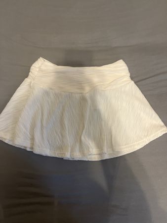 Leichte weisse Sommer-Minirock, Faltenwurf, Grösse S