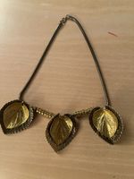 1 collier fantaisie selon photos