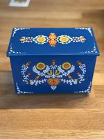Dose mit schwedischen Blumendesign