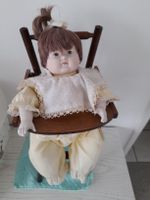 Süsse antike Porzellanpuppe mit Stuhl - Sammlerstück!