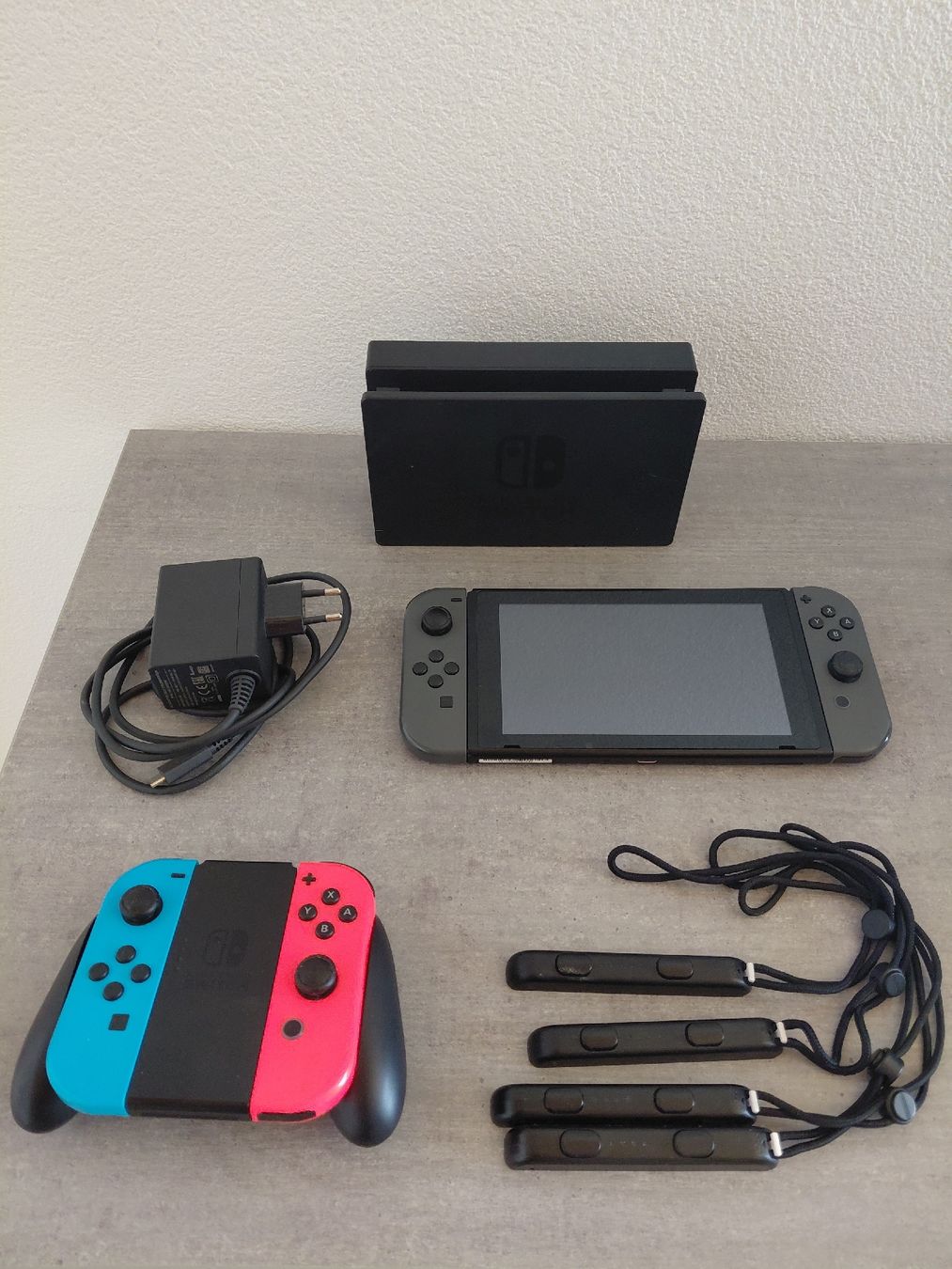 Nintendo Console: Nintendo Switch mit 2 Joy-Con Sets – Usato da Steckborn venduto da Kessi14 1