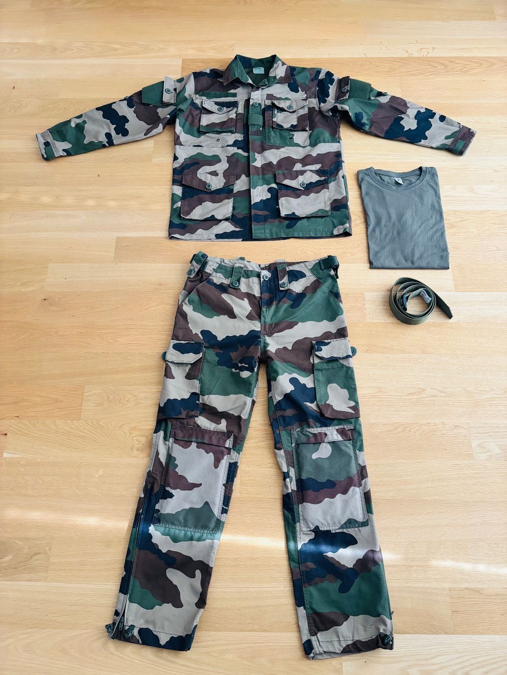 Uniformi: Armee Uniform, NEU – Nuovo (secondo la descrizione) da Zürich venduto da 2KiWi