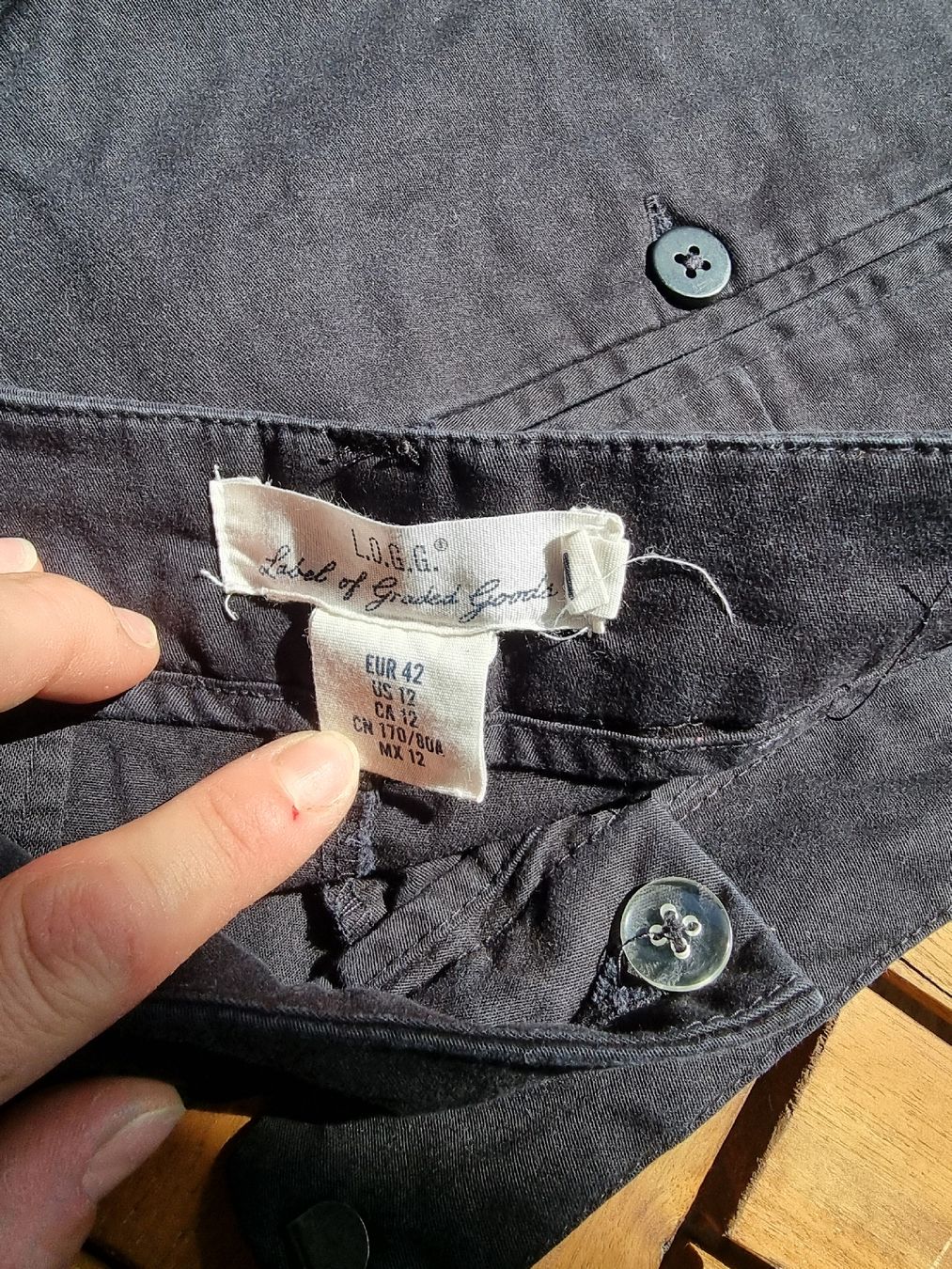 H&M Pantaloni: Shorts von H&M in Grösse 42 – Usato da Balzers venduto da Homeandgarden 2
