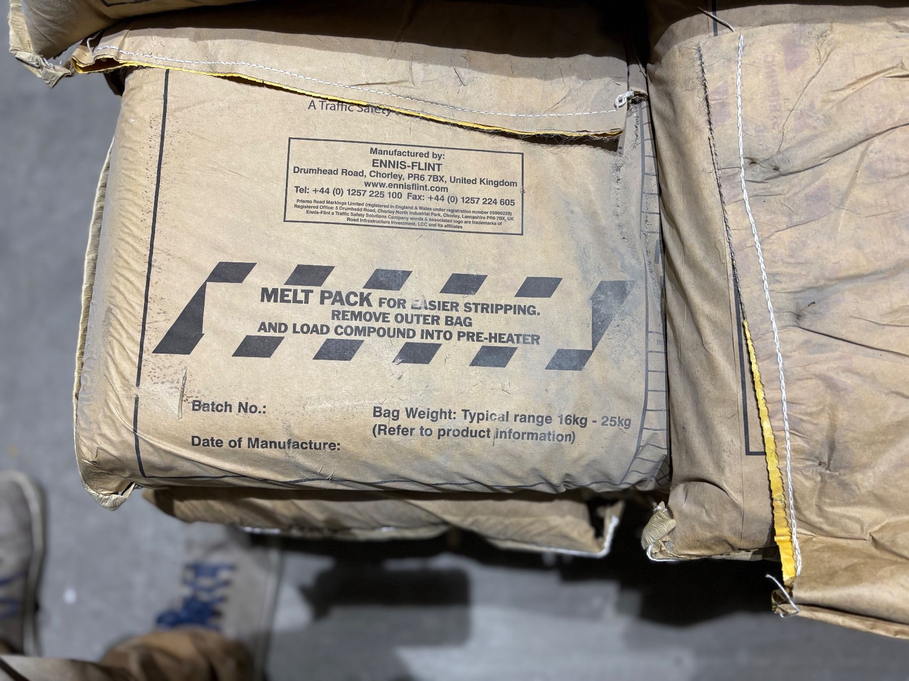 Sanitari: LAGERVERKAUF: Standardbitumen/Bitumen, Reflektorkleber – Usato da Winterthur venduto da ReUse_Baumarkt 4
