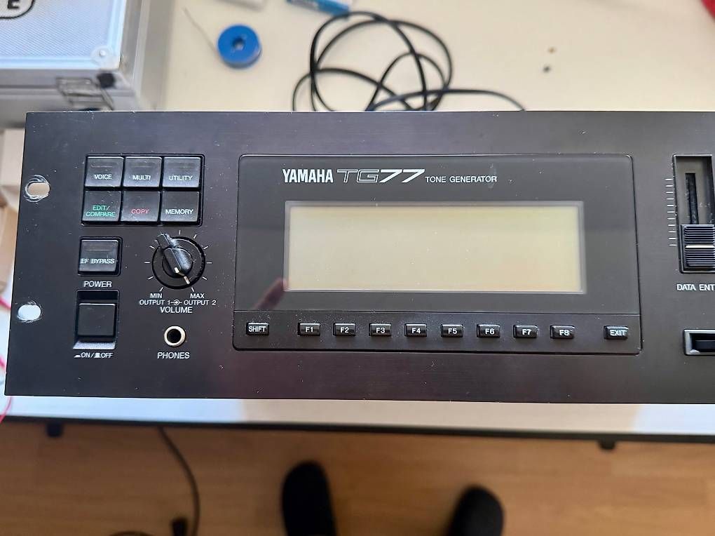 Strumenti musicali: YAMAHA TG77 SYNTHETISEUR TONE GENERATOR – Usato da St-Imier venduto da Swann-Thommen