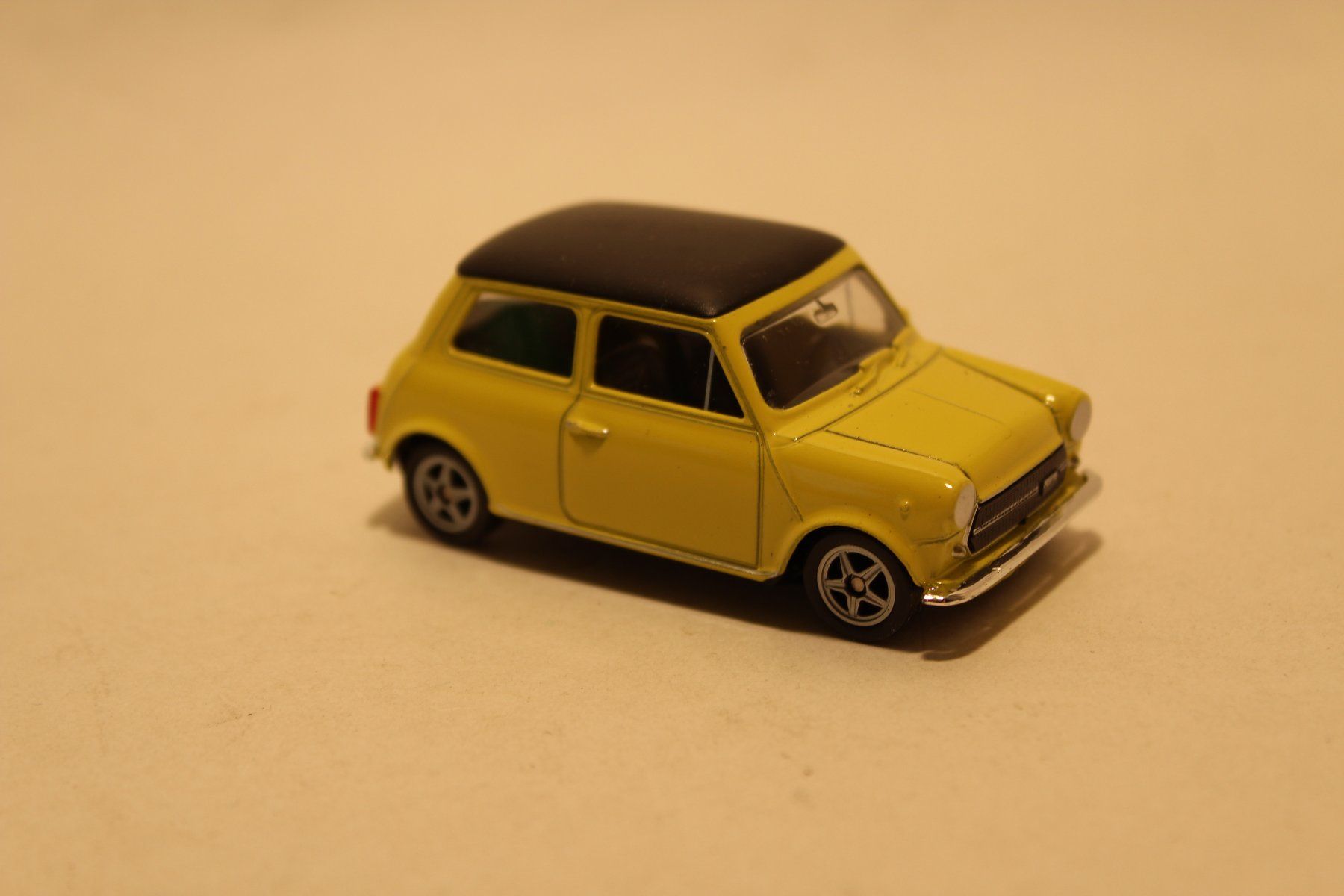 Welly Modellini d'auto: Mini Cooper 1300, gelb mit schwarzem Dach – Nuovo e nell'imballaggio originale da Fehraltorf venduto da haefens 1