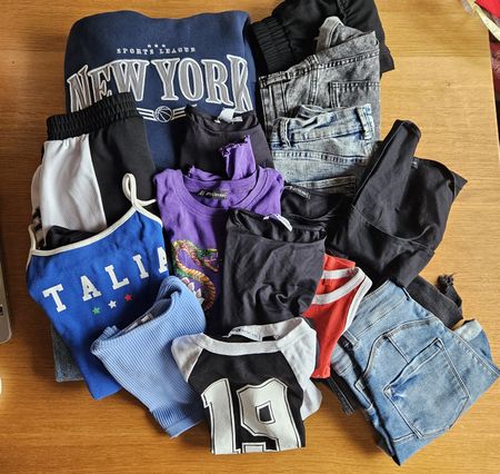 Sommer-Kleiderpaket: Shorts, Tops, Hoodie,  Rock - Gr. XXS