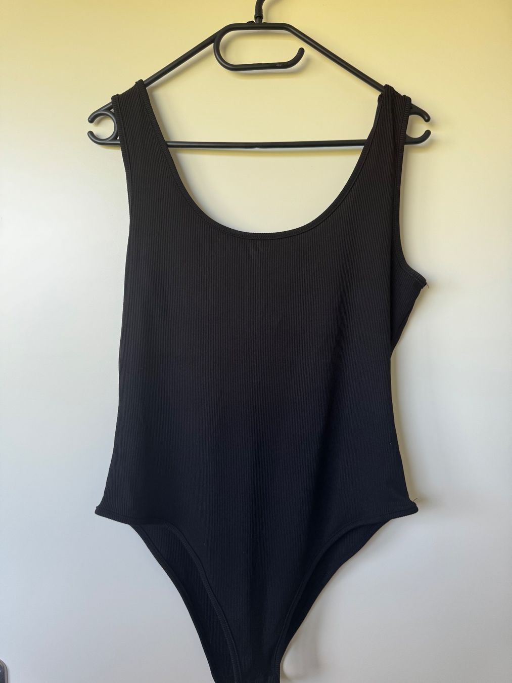 Top: 2 Bodysuits Schwarz/Rostbraun – Usato da Zürich venduto da cha_7n8s 2