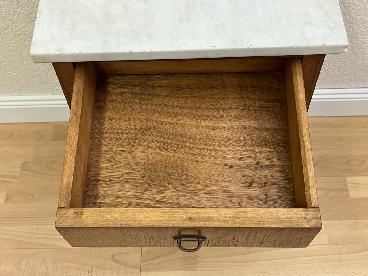 Tables de nuit: Antiker Nachttisch / Schrank mit Marmorplatte, – D'occasion à Horgen par Grizzly83 4