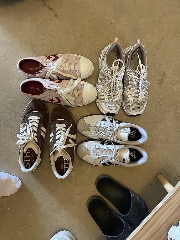 Adidas Chaussures femmes: 4 Paar Sneaker – D'occasion à Fahrweid par chiaravisona