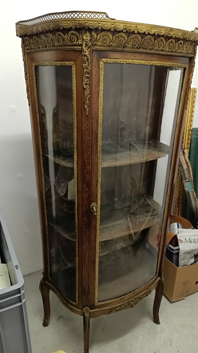 Vetrine: Vitrine galbée Napoléon III – Usato da Poliez-Pittet venduto da DakotaAntiques 1