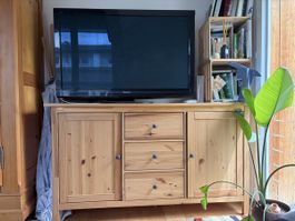 Kommode und Fernseher