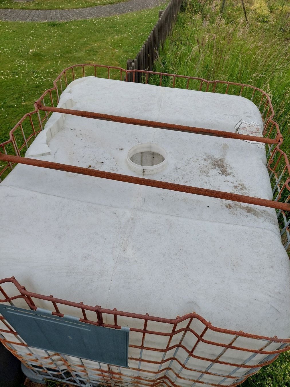 Abbeveratoi e trogoli: Regenwassertank 1000L mit Defekt – Usato da Seuzach venduto da Norcasto 7