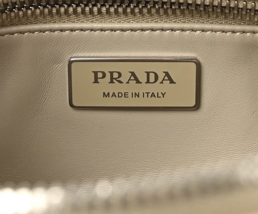 Prada Taschen für Damen: Prada Tasche creme beige mit Etikett – Neu und originalverpackt aus Pfaffhausen von Klaras_second_hand 5